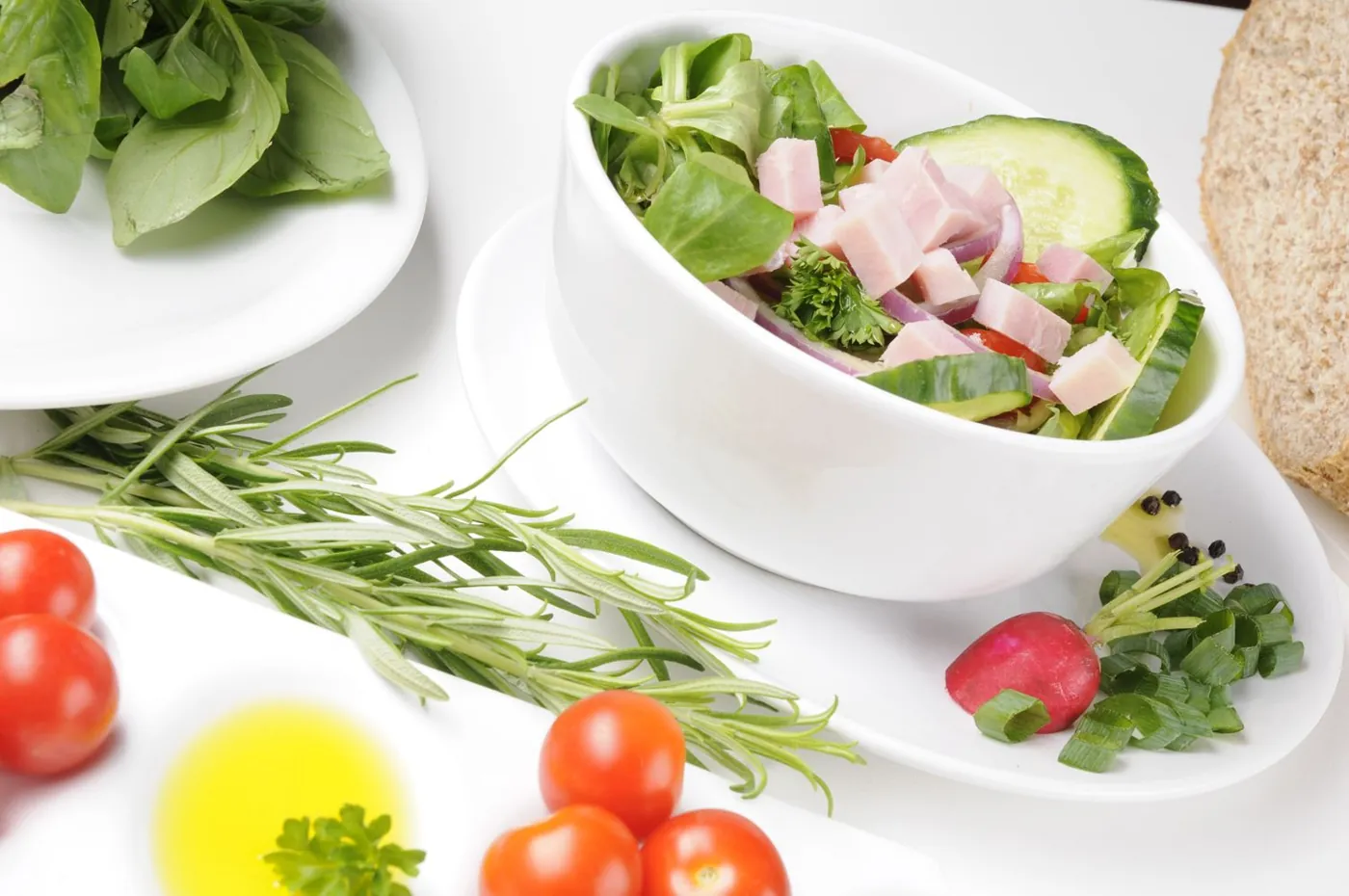 Gekookte ham in een verse salade